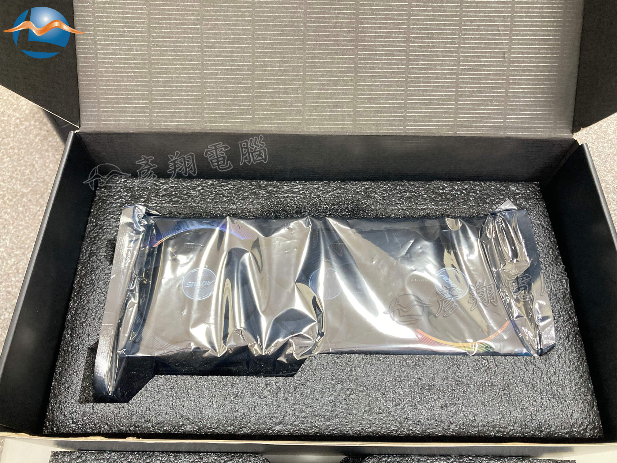 【開箱實測】GIGABYTE GV-5090AORUS M-32GD 顯示卡|性能與未來接軌的旗艦選擇 6 技嘉 5090 開箱文 04 LY LOGO